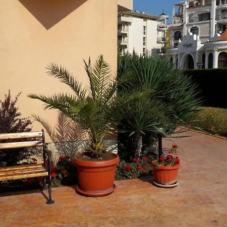 In Kassandra Complex ساني بيتش
